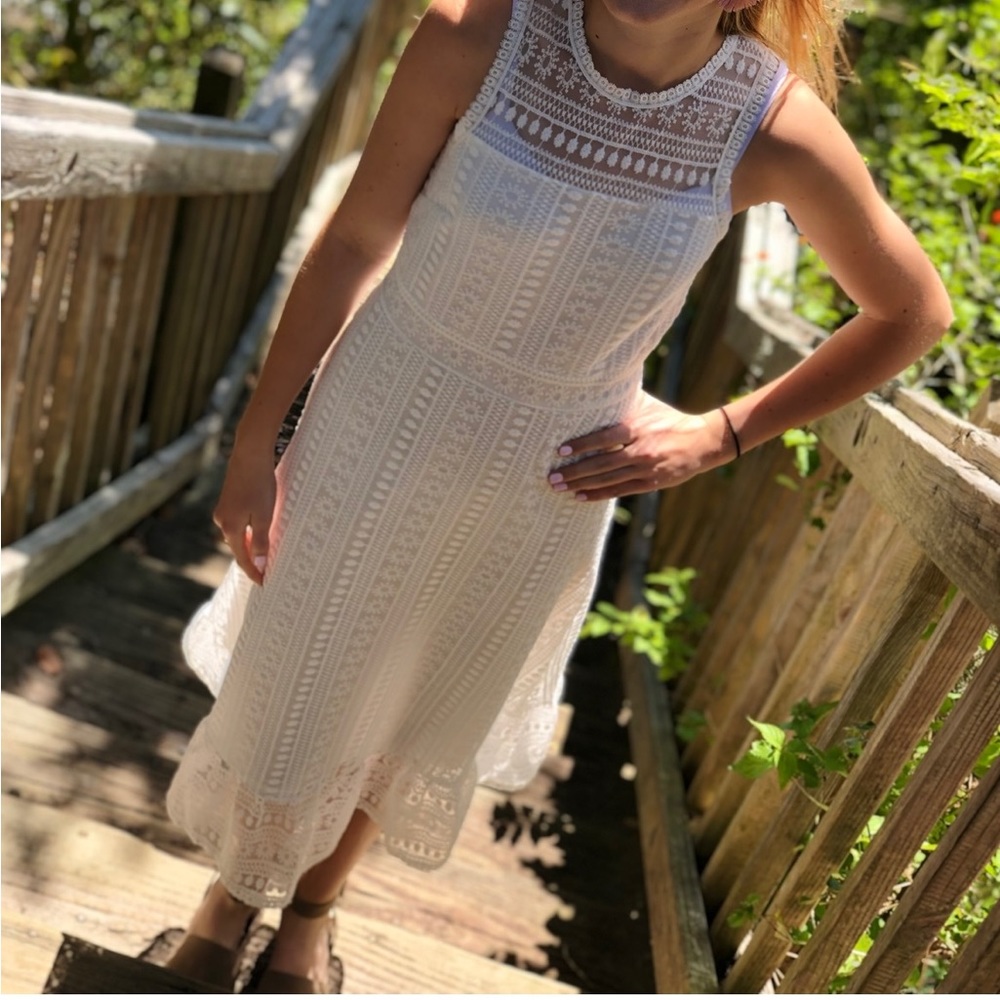 Sleeveless white laced dress